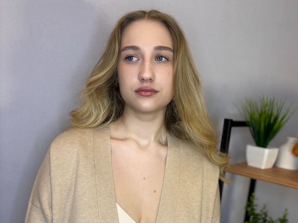 Live sex webcam photo for GlennaDownton #277800883