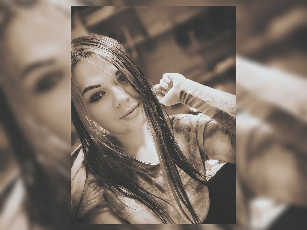 Live sex webcam photo for HarleyBoo #276665477