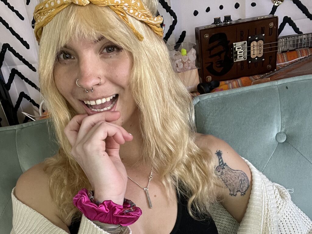 Live sex webcam photo for HazelAsh #277697778