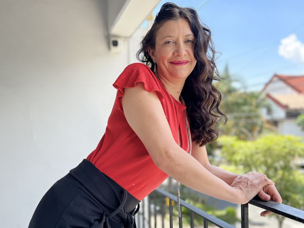 Live sex webcam photo for HelenLarson #275769188