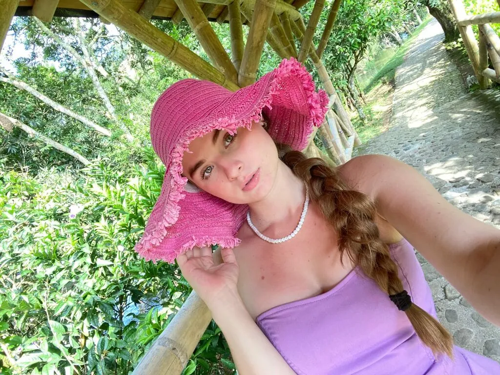 Live sex webcam photo for HellenMiyer #277187871