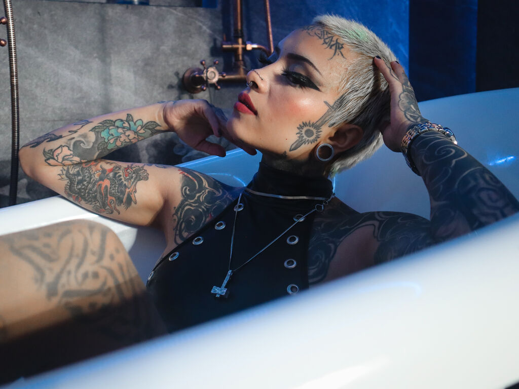 Live sex webcam photo for HeraSallow #277355208