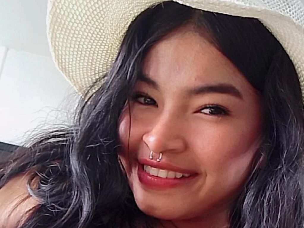 Live sex webcam photo for HilarySmiths #277935654