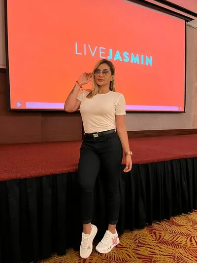 Live sex webcam photo for IsabelBrouw #290158509