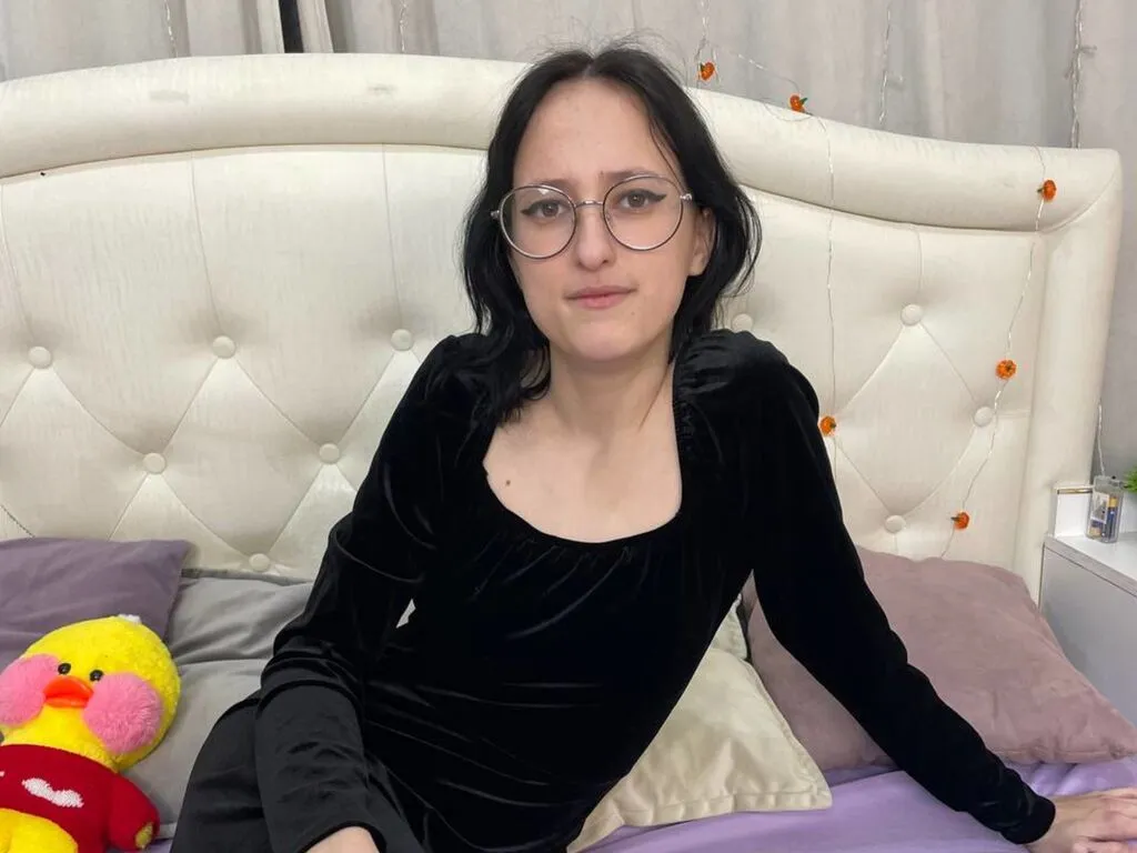 Live sex webcam photo for JenniferWolf #276745613