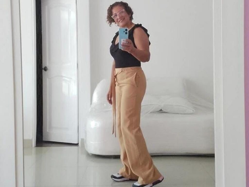 Live sex webcam photo for JessicaaRomero #277047477