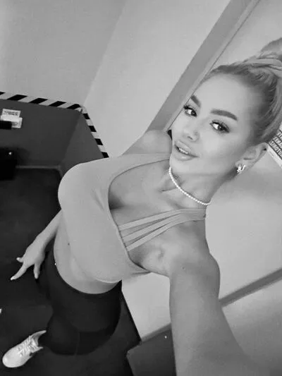 Live sex webcam photo for JessieBreen #290124178