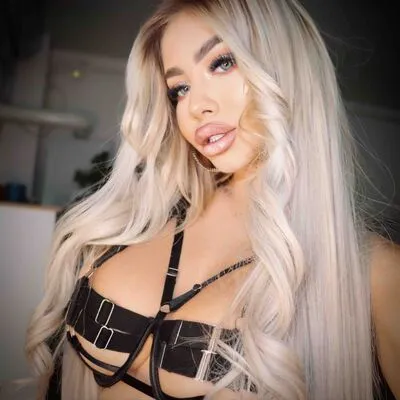 Live sex webcam photo for JessieBreen #290124304