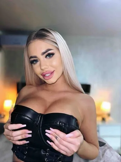Live sex webcam photo for JessieBreen #290124391