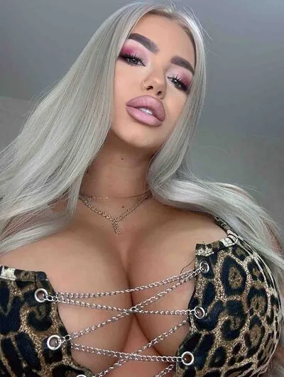 Live sex webcam photo for JessieBreen #290124424