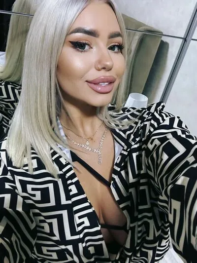 Live sex webcam photo for JessieBreen #290124442