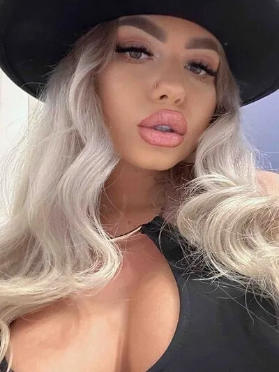Live sex webcam photo for JessieBreen #290124464