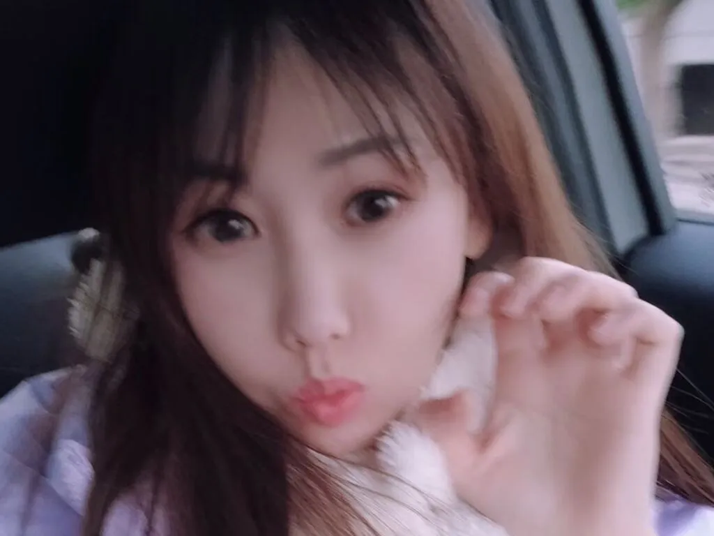 Live sex webcam photo for JoanEileen #277200419