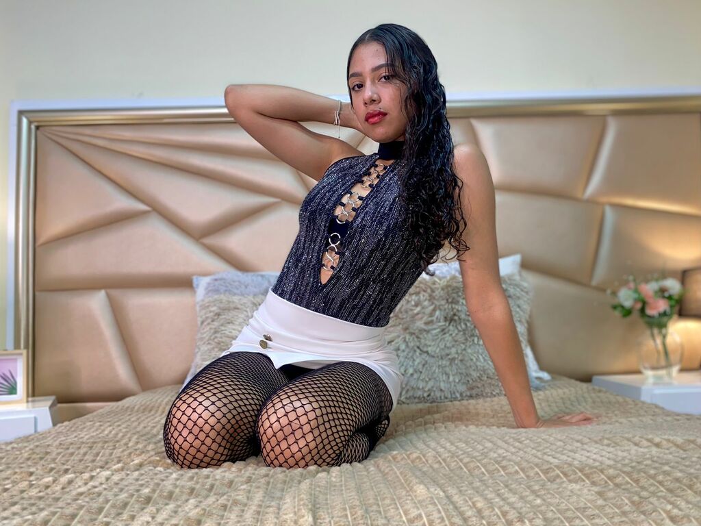 Live sex webcam photo for JulietaAbbie #277353296