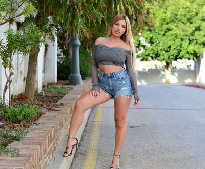 Live sex webcam photo for JulietteMcQueen #290159315