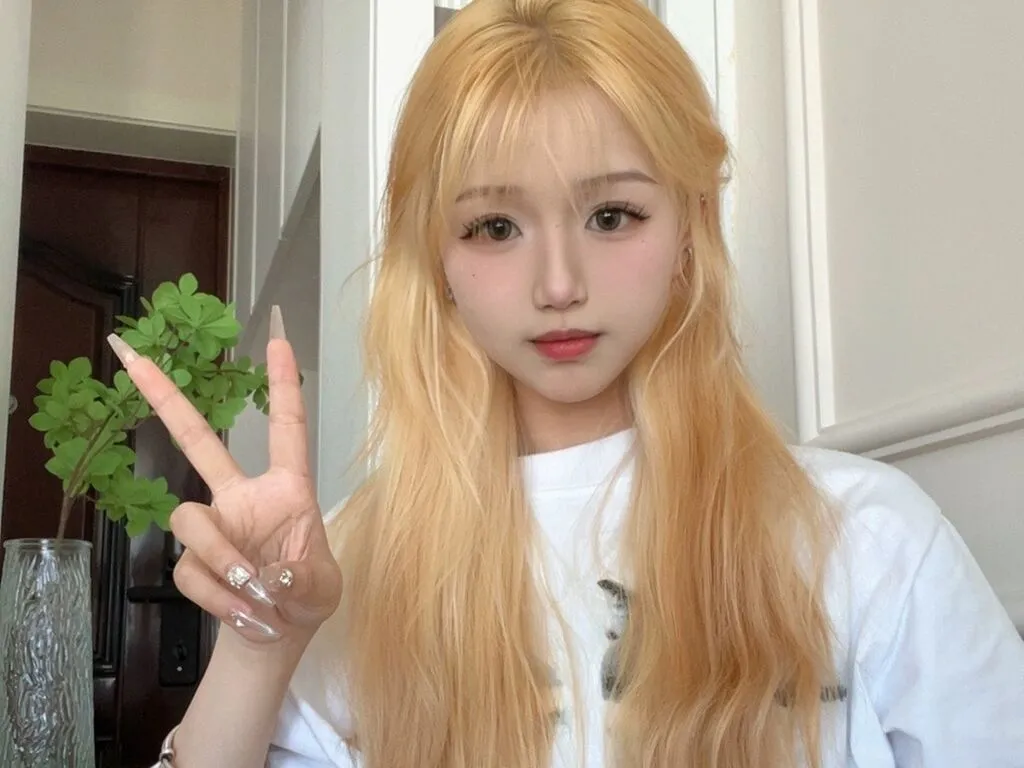 Live sex webcam photo for JunkoCece #278100527