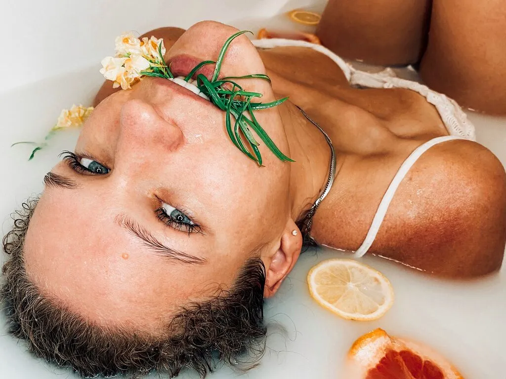 Live sex webcam photo for JustHolly #277420991