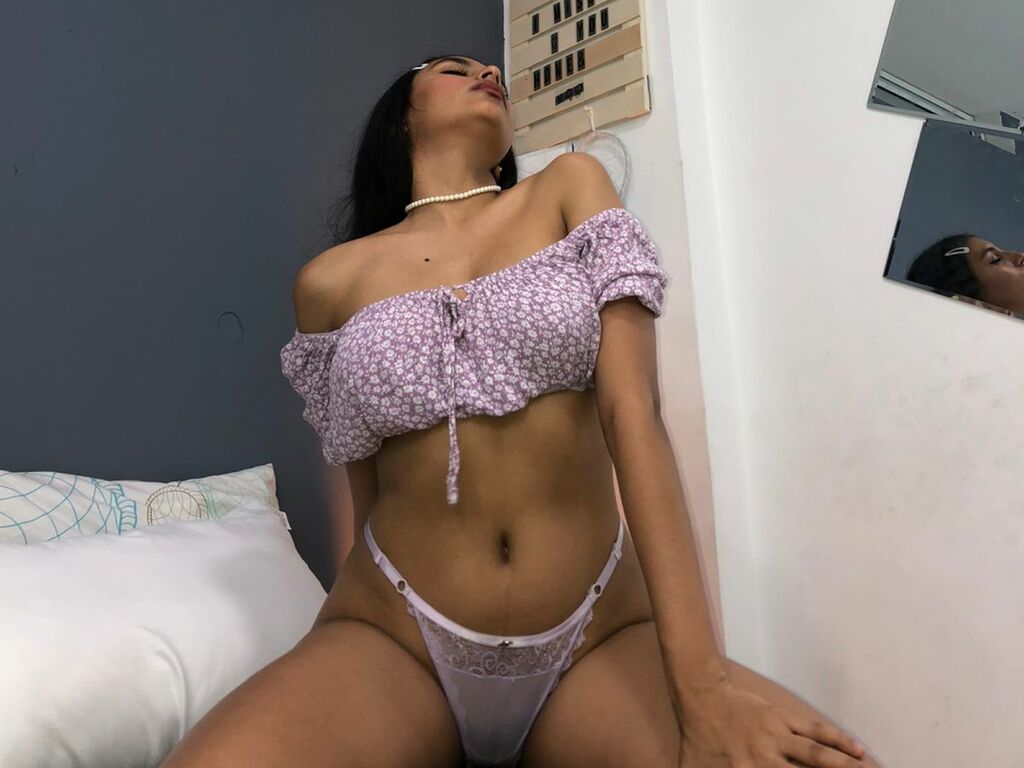 Live sex webcam photo for JuulesRouse #276289792