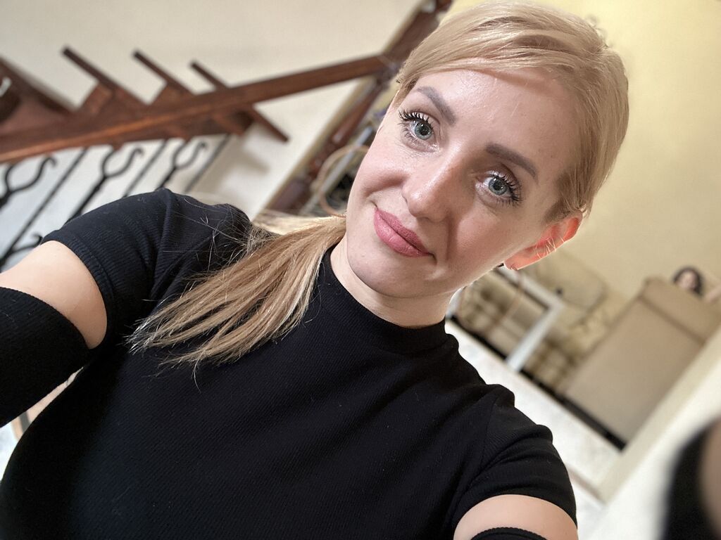 Live sex webcam photo for KamillaKouga #276653921