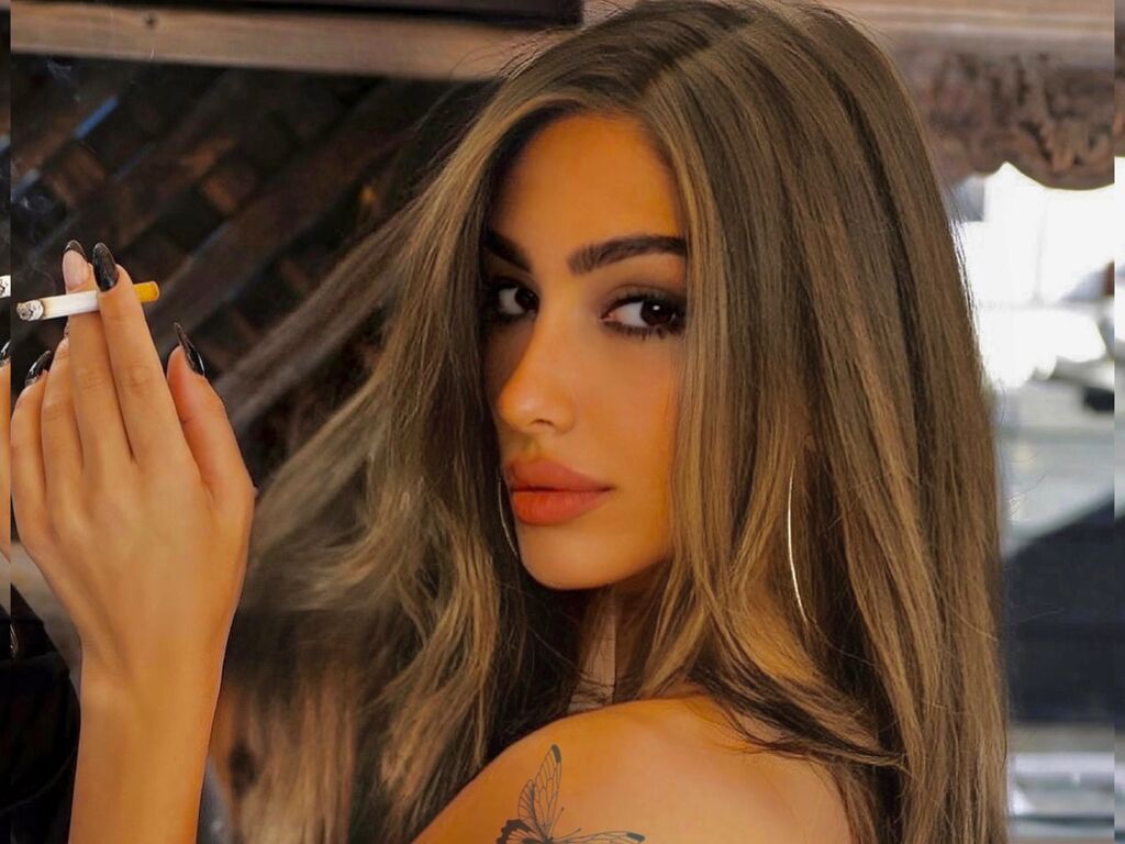 Live sex webcam photo for KarinnaSalvador #276998359