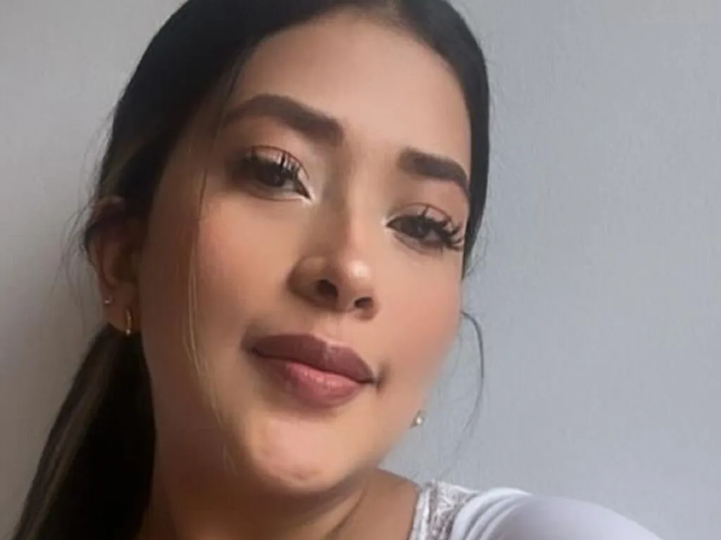 Live sex webcam photo for KarlaLoo #277506729