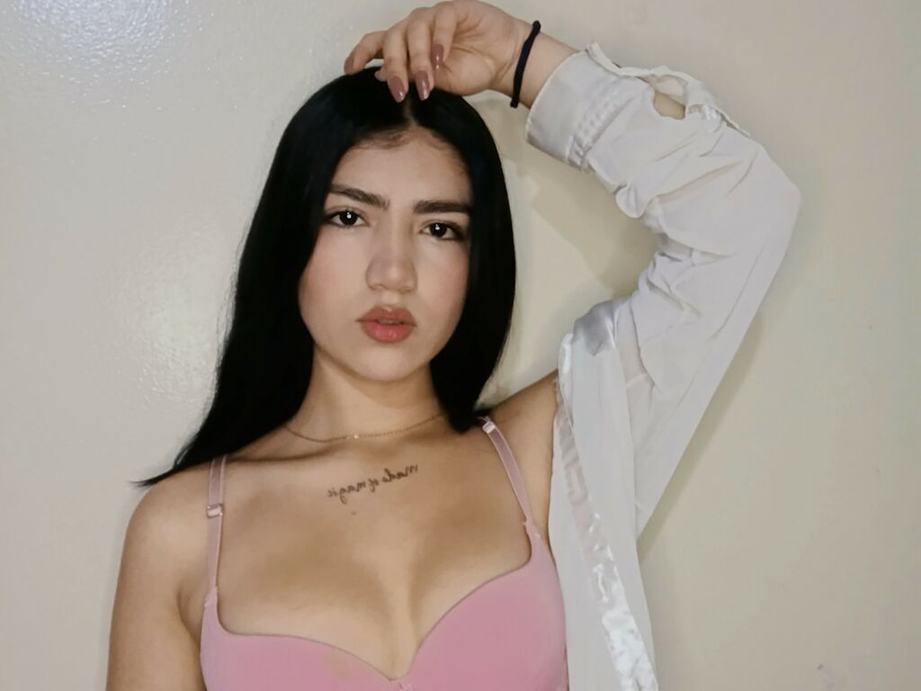 Live sex webcam photo for KarlyBaumann #276557434