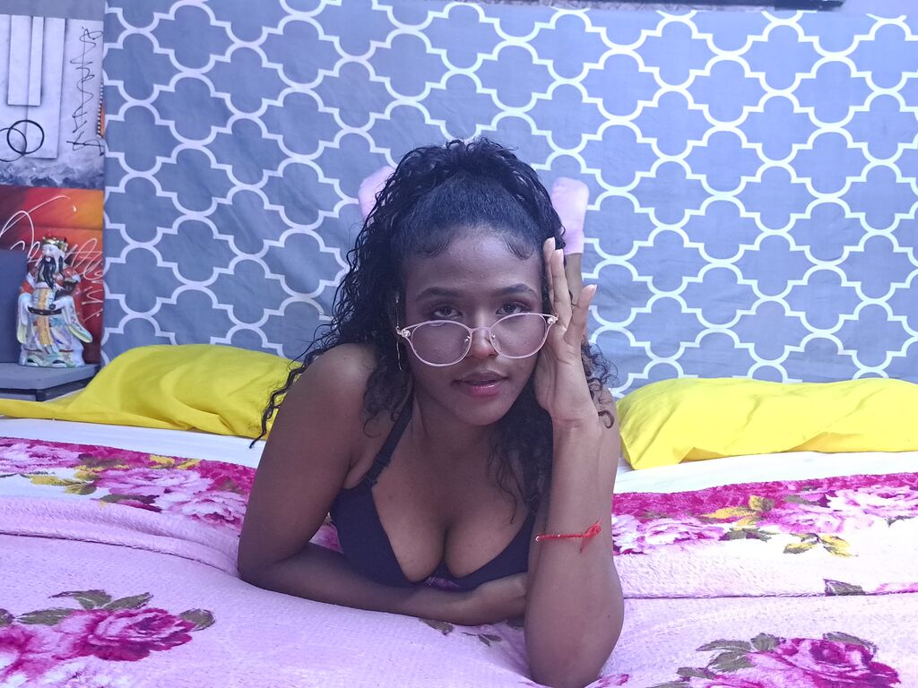 Live sex webcam photo for KarolaySuare #276966287