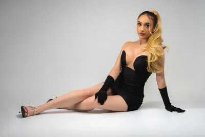 Live sex webcam photo for KathiaMendoza #290137410