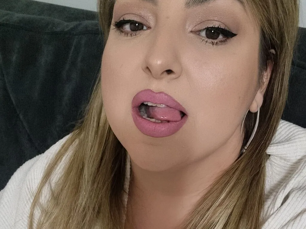 Live sex webcam photo for KatieErram #277335622