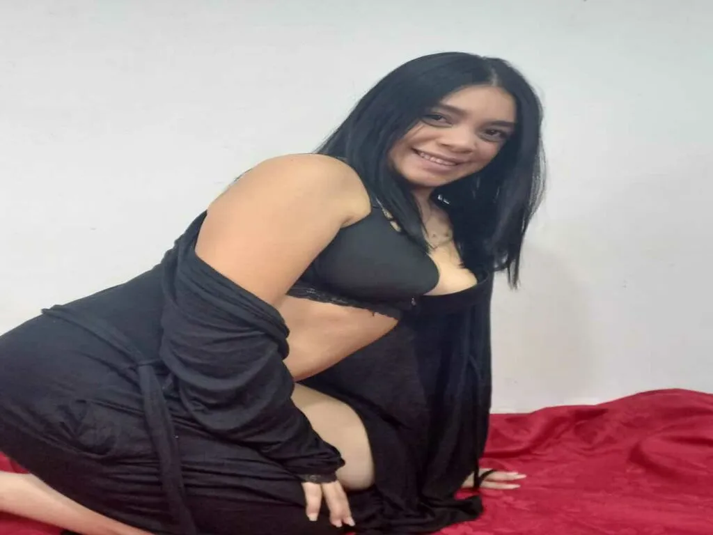 Live sex webcam photo for KatieMedina #276685771