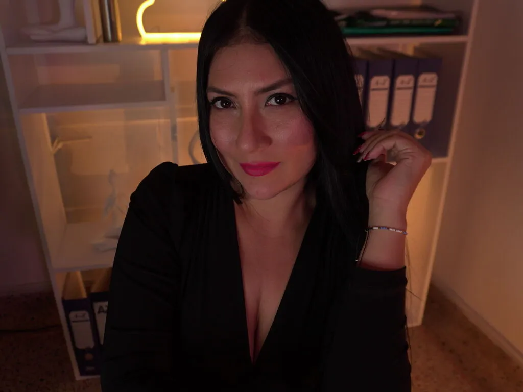 Live sex webcam photo for KatyaScott #277360202