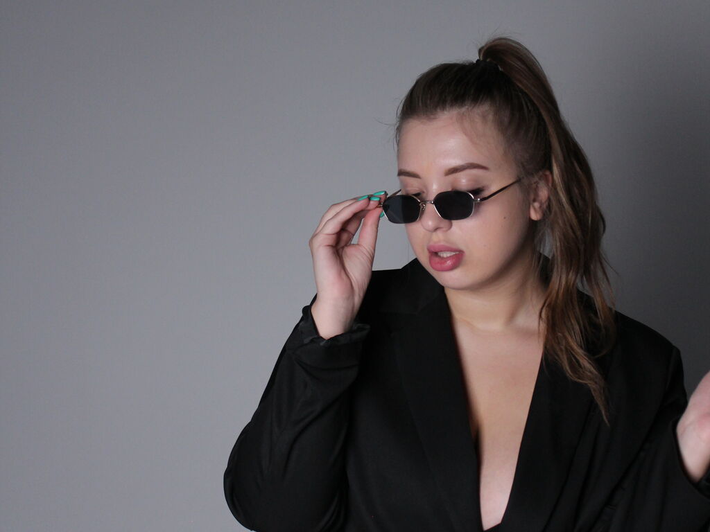 Live sex webcam photo for KimmyGi #277671713