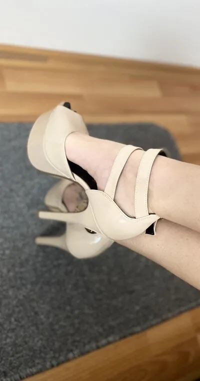 Live sex webcam photo for LaraHayes #290193931