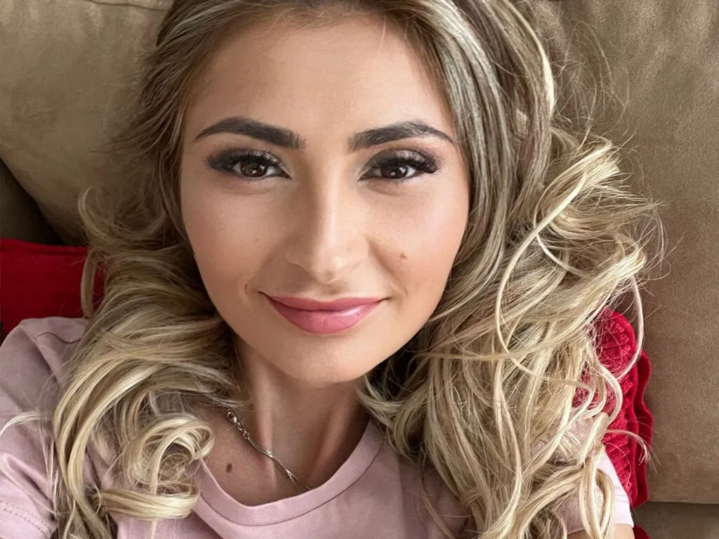 Live sex webcam photo for LeaRed #276741480