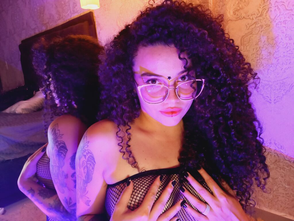 Live sex webcam photo for LenoresBel #276131043