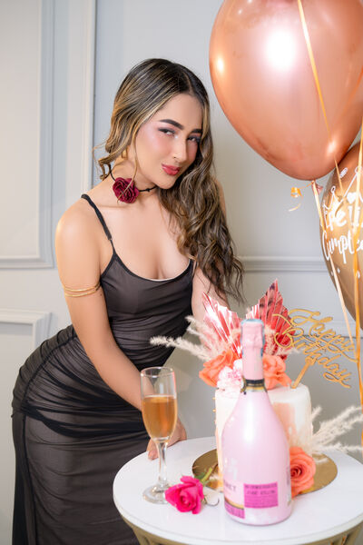 Live sex webcam photo for LilianMendoza #290157449