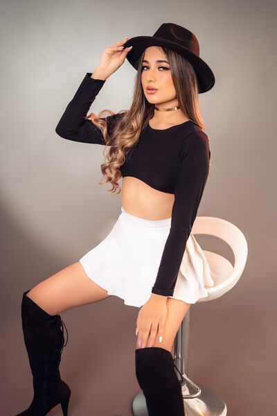 Live sex webcam photo for LilianMendoza #290157602