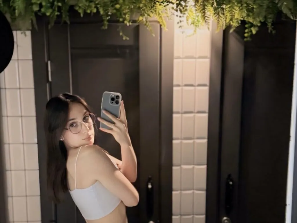 Live sex webcam photo for LilianaCharming