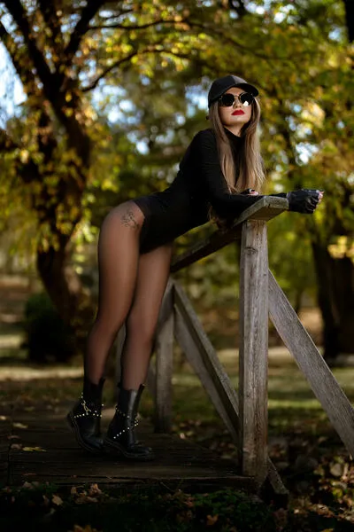 Live sex webcam photo for LizzieGrey #290192497