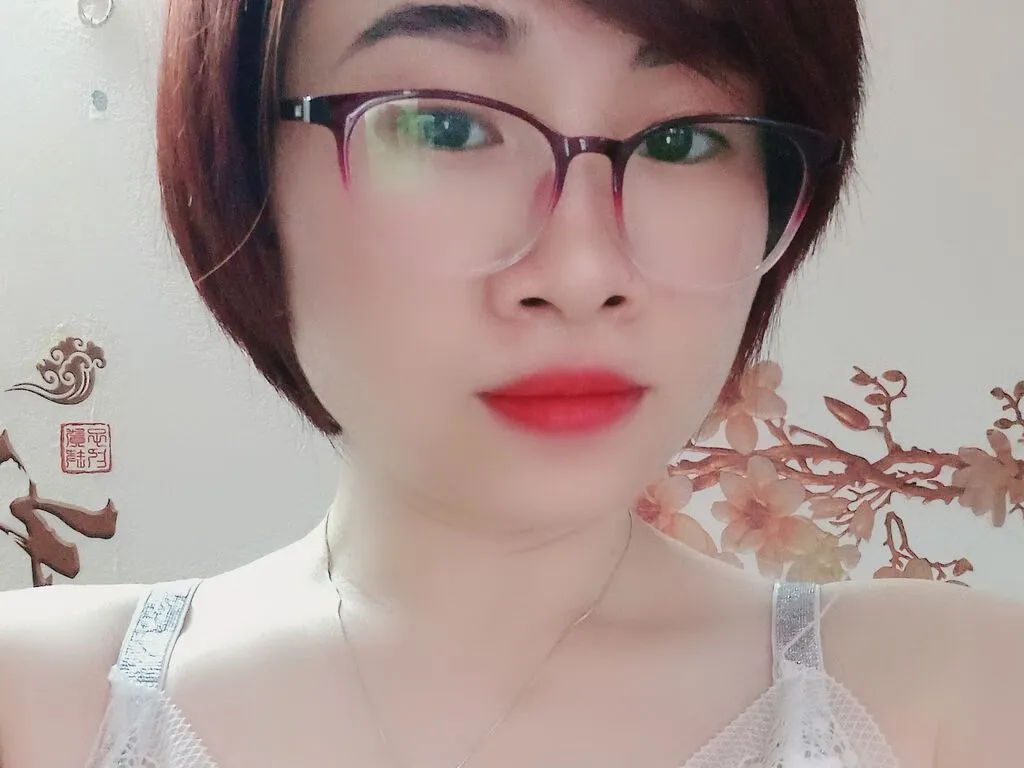Live sex webcam photo for LuciYan #275890632