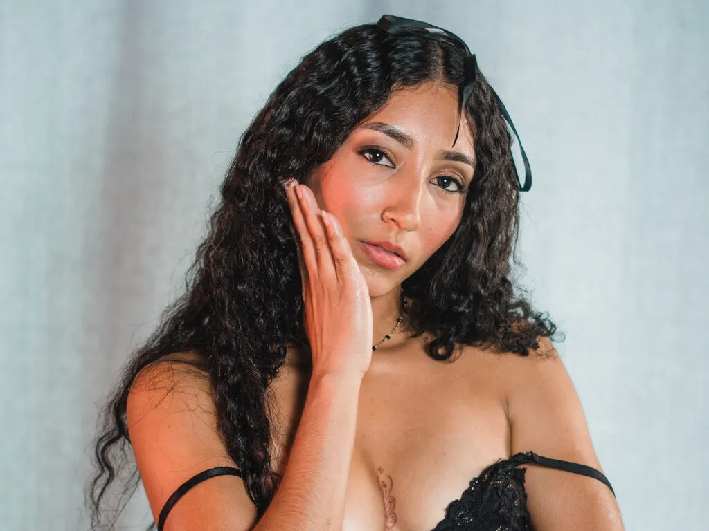 Live sex webcam photo for LucianaCos #276398830