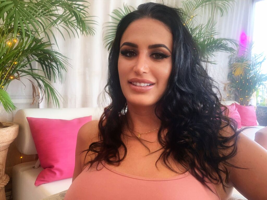 Live sex webcam photo for LucyNoland #276159817