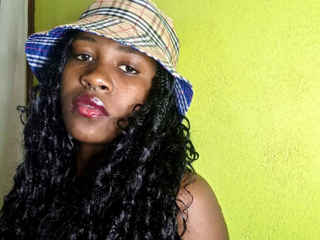 Live sex webcam photo for LucySymone #275886098