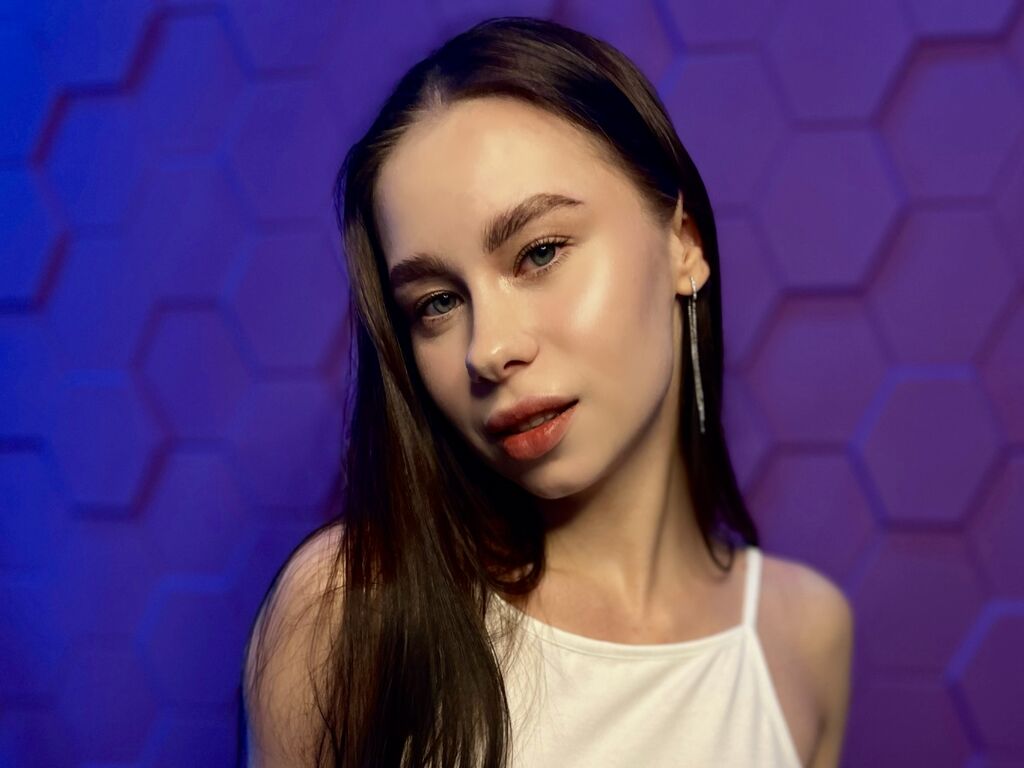 Live sex webcam photo for LunaMils #277237465