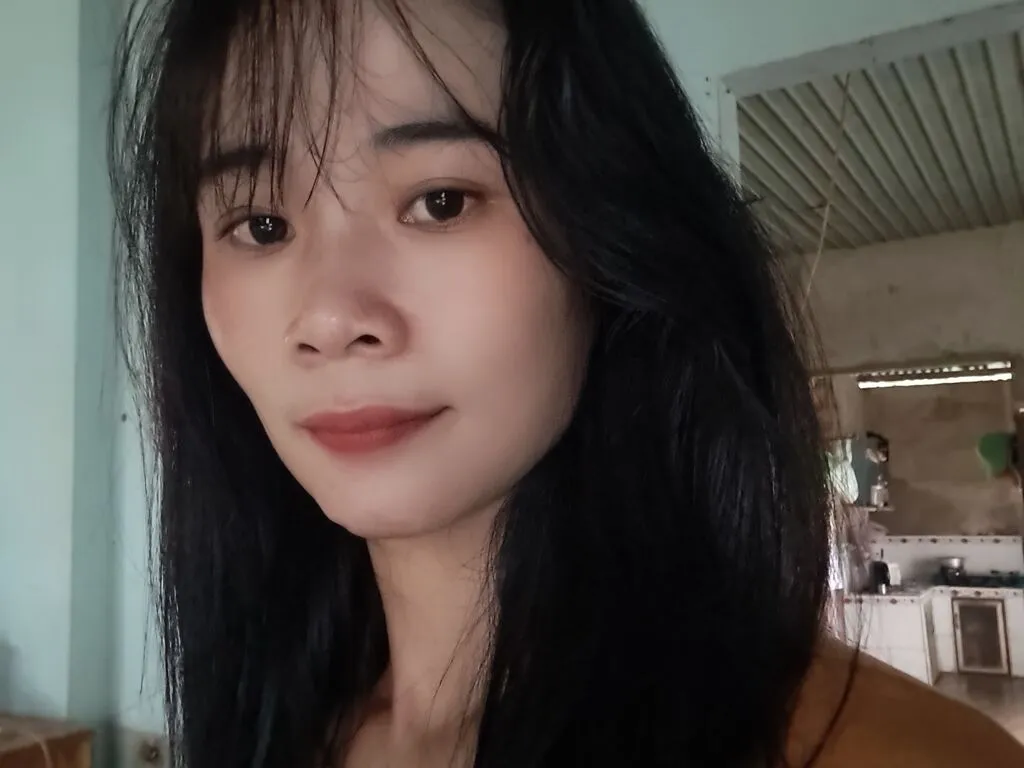 Live sex webcam photo for LynTrang #276327402