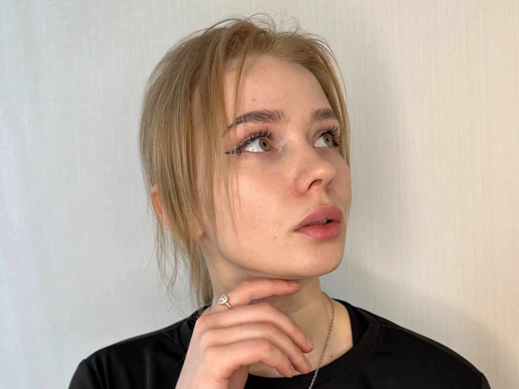 Live sex webcam photo for LynetBann #277927127