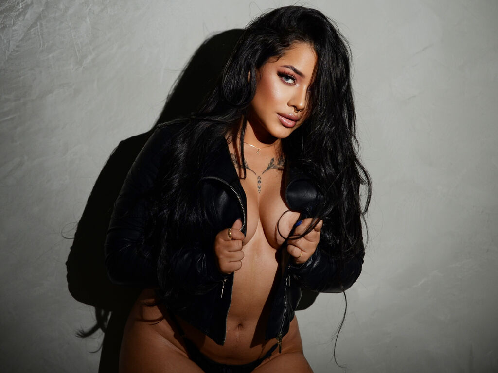 Live sex webcam photo for MaddyParisi #277875106