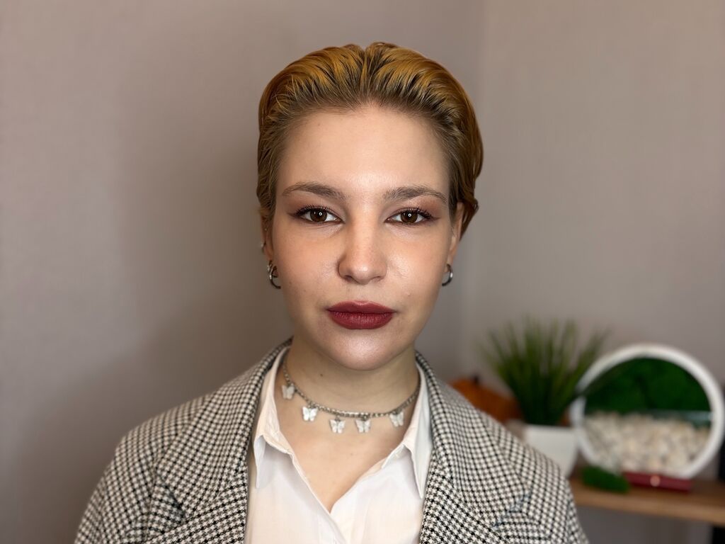 Live sex webcam photo for MaeCruise #277985011