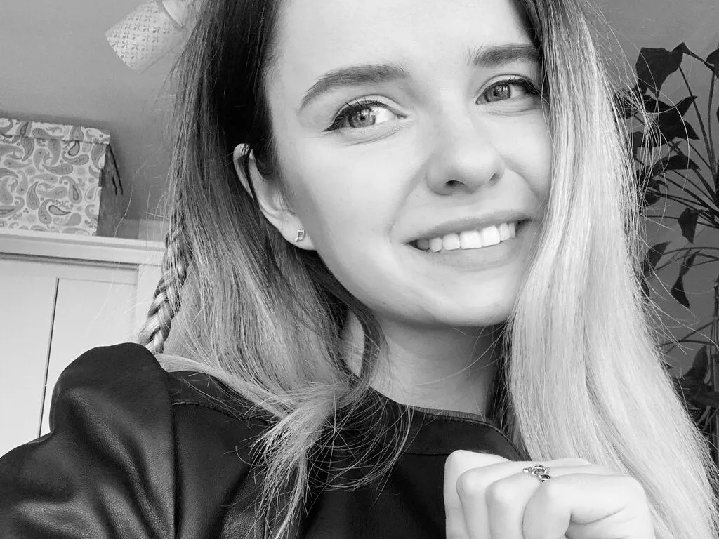 Live sex webcam photo for MaeEves #276826871