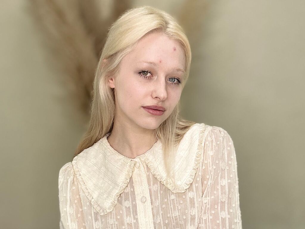 Live sex webcam photo for MarianBarns #277900759